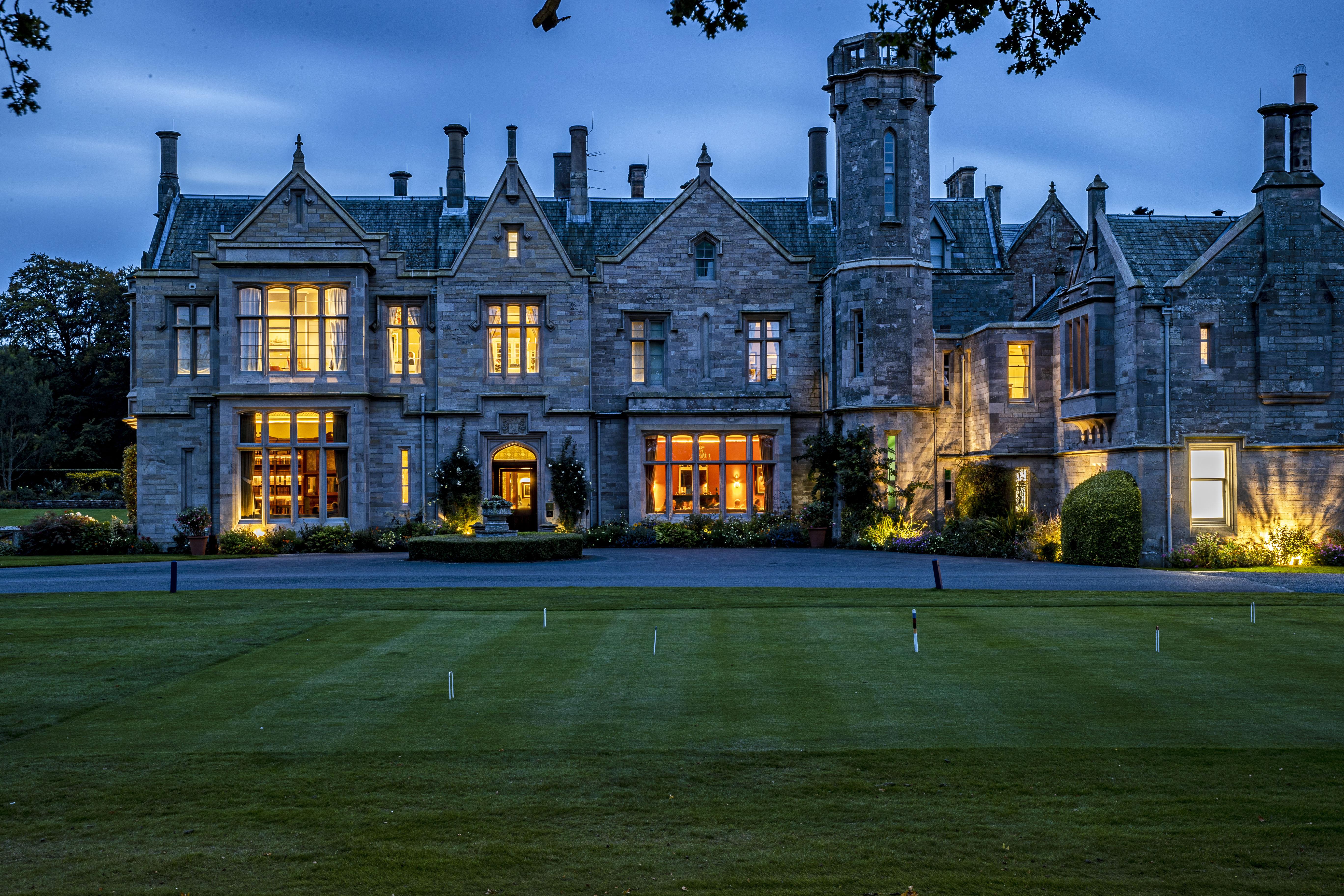 Schloss Roxburghe, Part Of Destination By Hyatt Ngoại thất bức ảnh The main house at night