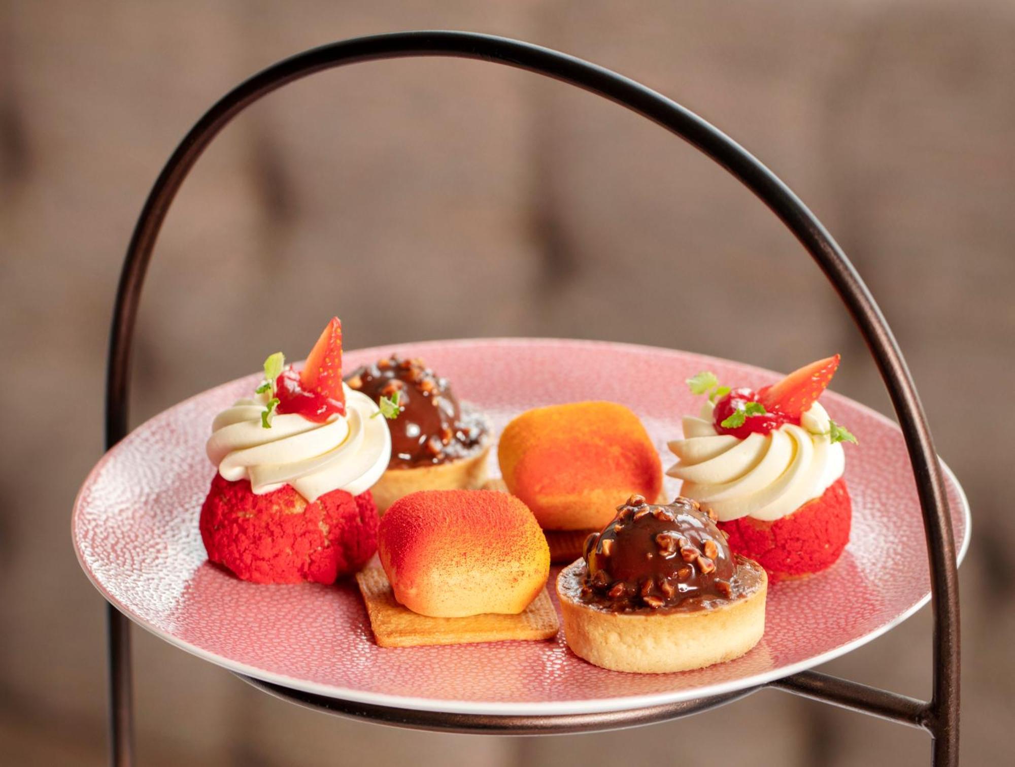 Schloss Roxburghe, Part Of Destination By Hyatt Ngoại thất bức ảnh A selection of petits fours