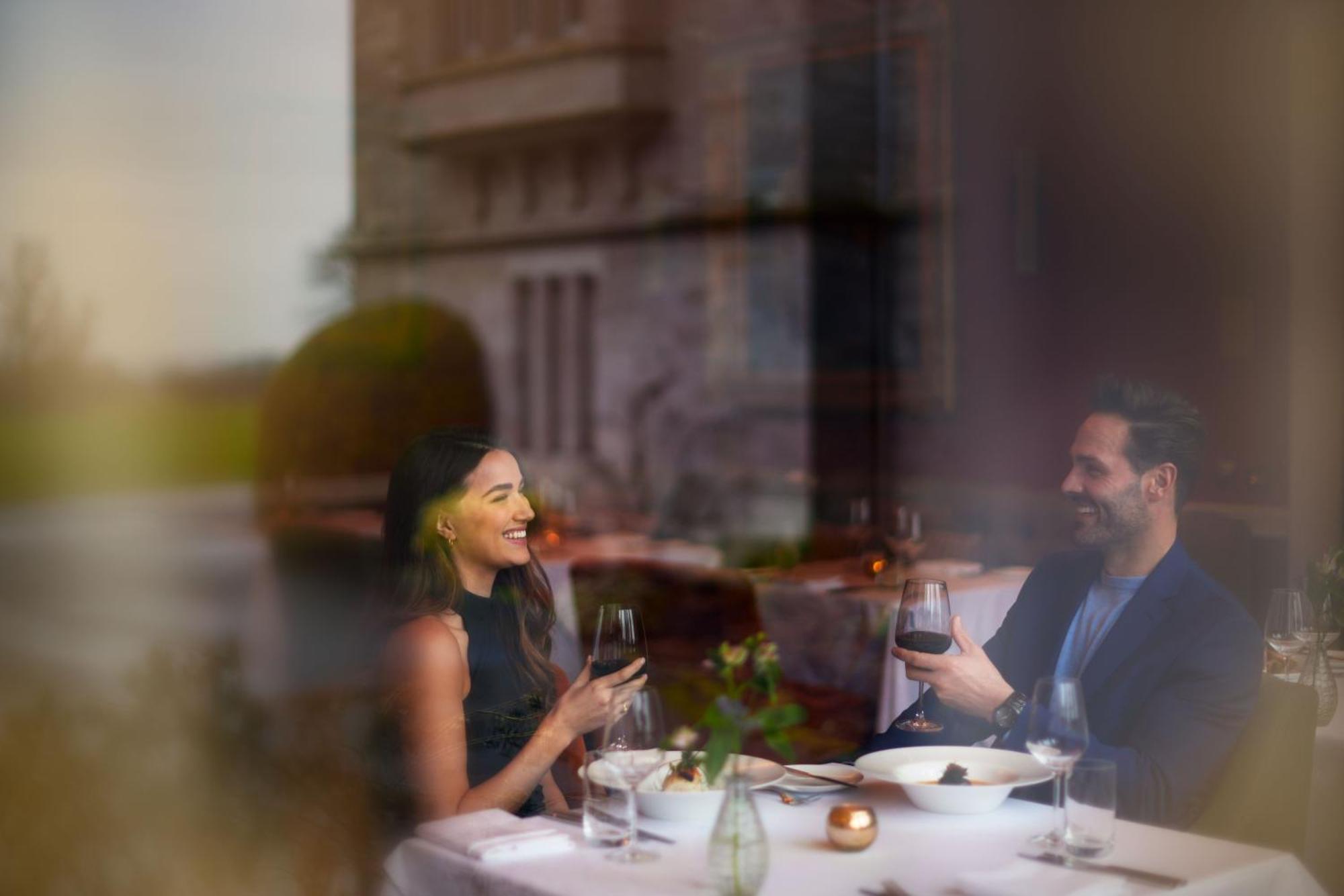 Schloss Roxburghe, Part Of Destination By Hyatt Ngoại thất bức ảnh A couple dining at a restaurant