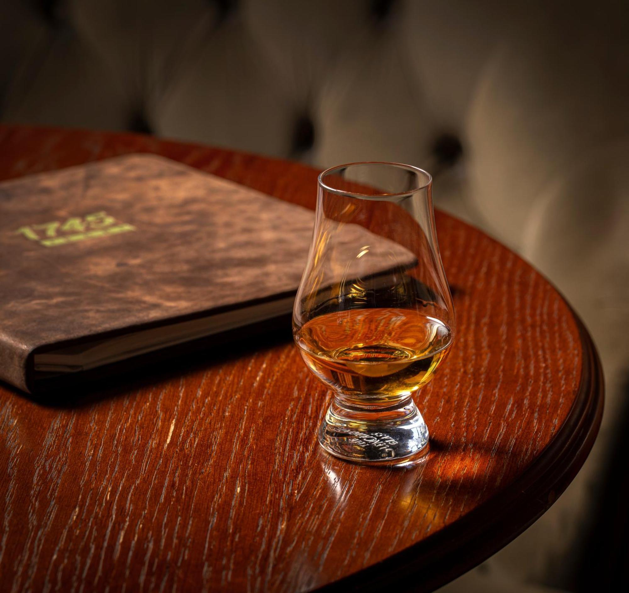Schloss Roxburghe, Part Of Destination By Hyatt Ngoại thất bức ảnh A dram of single malt Scotch whisky