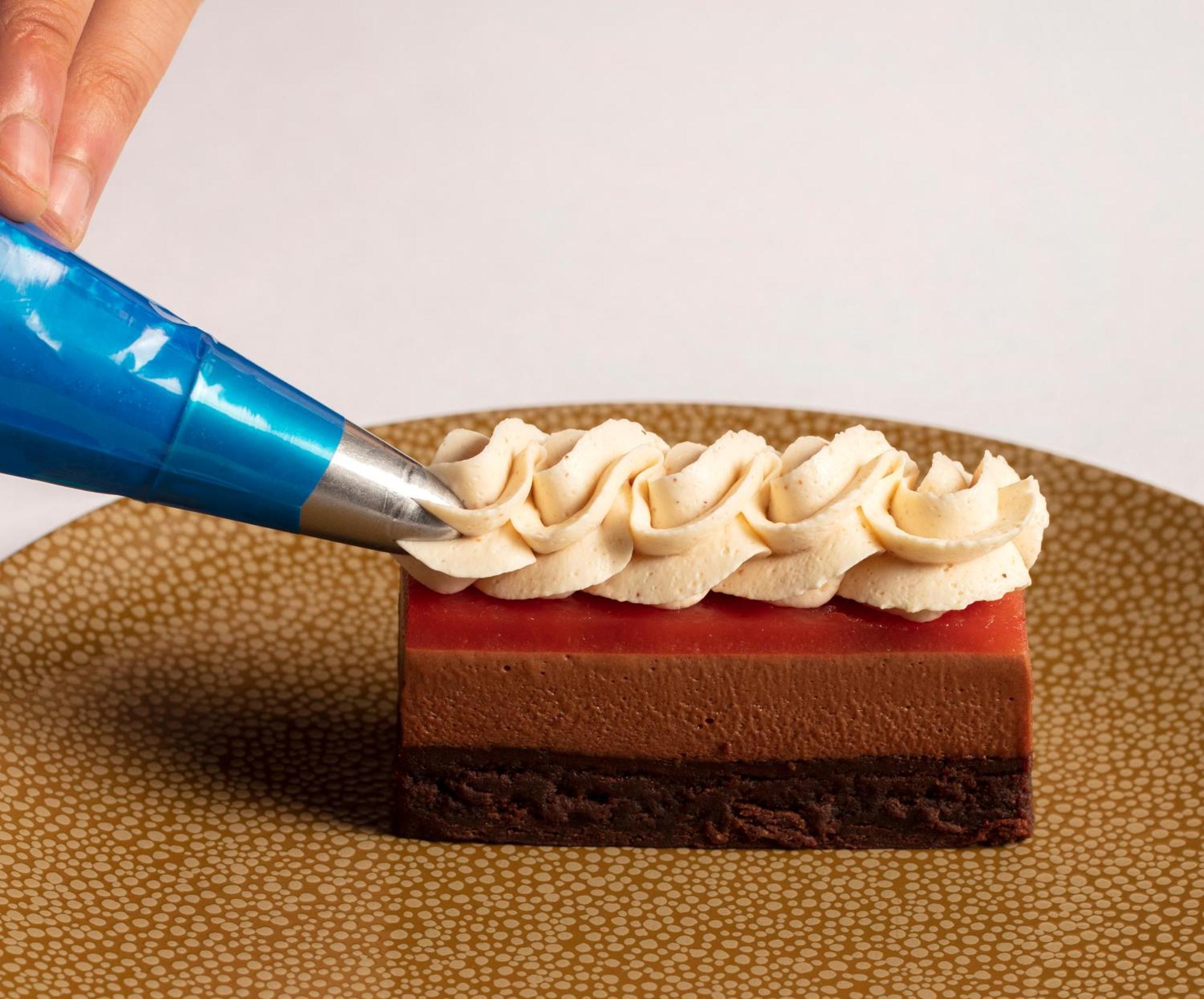 Schloss Roxburghe, Part Of Destination By Hyatt Ngoại thất bức ảnh A pastry chef icing a dessert