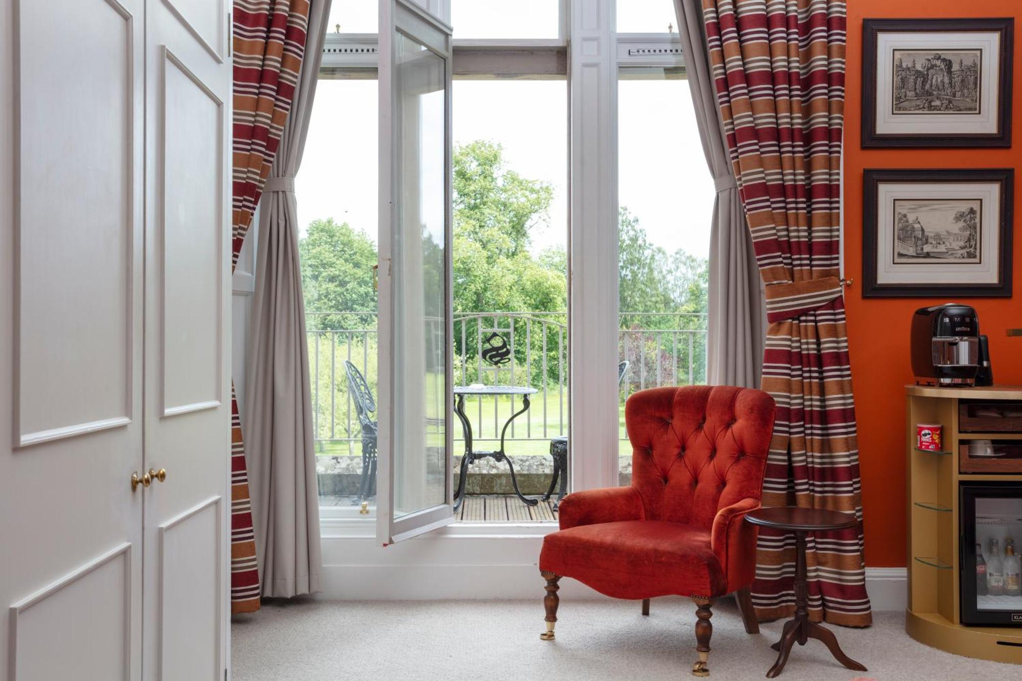Schloss Roxburghe, Part Of Destination By Hyatt Ngoại thất bức ảnh A window with a window seat